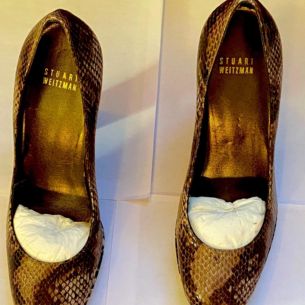 Stuart Weitzman size 8 beautiful snakeskin pumps.